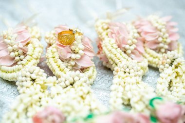 Altın yüzük, alyans, çiçeklerdeki elmas yüzük..