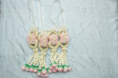 Tayland usulü güzel yasemin çelengi. Gümüş bir arka planda. Tayland desenli..