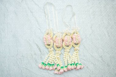 Tayland usulü güzel yasemin çelengi. Gümüş bir arka planda. Tayland desenli..