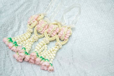 Tayland usulü güzel yasemin çelengi. Gümüş bir arka planda. Tayland desenli..