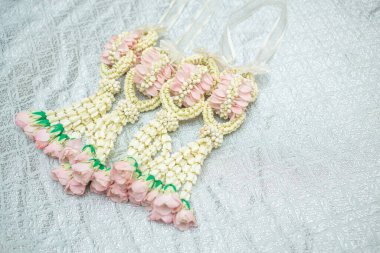 Tayland usulü güzel yasemin çelengi. Gümüş bir arka planda. Tayland desenli..