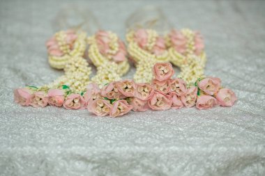 Tayland usulü güzel yasemin çelengi. Gümüş bir arka planda. Tayland desenli..