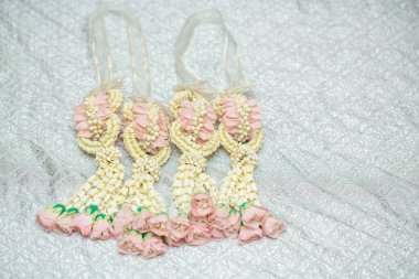 Tayland usulü güzel yasemin çelengi. Gümüş bir arka planda. Tayland desenli..