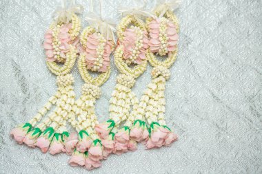 Tayland usulü güzel yasemin çelengi. Gümüş bir arka planda. Tayland desenli..