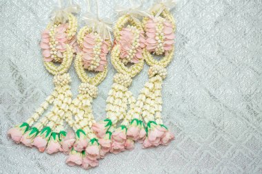 Tayland usulü güzel yasemin çelengi. Gümüş bir arka planda. Tayland desenli..