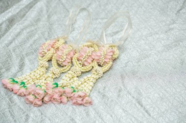 Tayland usulü güzel yasemin çelengi. Gümüş bir arka planda. Tayland desenli..