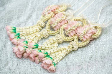 Tayland usulü güzel yasemin çelengi. Gümüş bir arka planda. Tayland desenli..