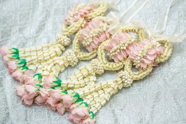 Tayland usulü güzel yasemin çelengi. Gümüş bir arka planda. Tayland desenli..