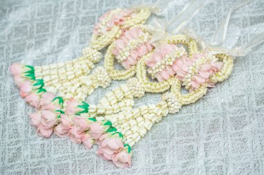 Tayland usulü güzel yasemin çelengi. Gümüş bir arka planda. Tayland desenli..