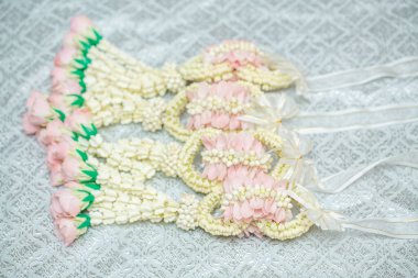 Tayland usulü güzel yasemin çelengi. Gümüş bir arka planda. Tayland desenli..