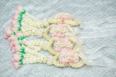 Tayland usulü güzel yasemin çelengi. Gümüş bir arka planda. Tayland desenli..