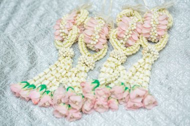 Tayland usulü güzel yasemin çelengi. Gümüş bir arka planda. Tayland desenli..