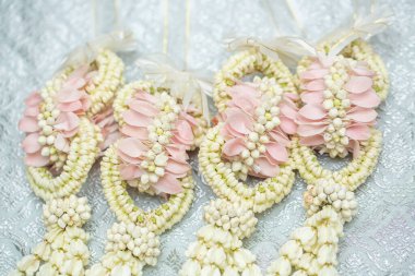 Tayland usulü güzel yasemin çelengi. Gümüş bir arka planda. Tayland desenli..