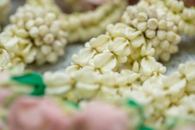 Tayland usulü güzel yasemin çelengi. Gümüş bir arka planda. Tayland desenli..