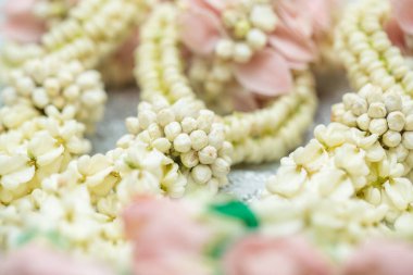 Tayland usulü güzel yasemin çelengi. Gümüş bir arka planda. Tayland desenli..