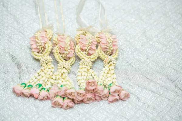 Tayland usulü güzel yasemin çelengi. Gümüş bir arka planda. Tayland desenli..