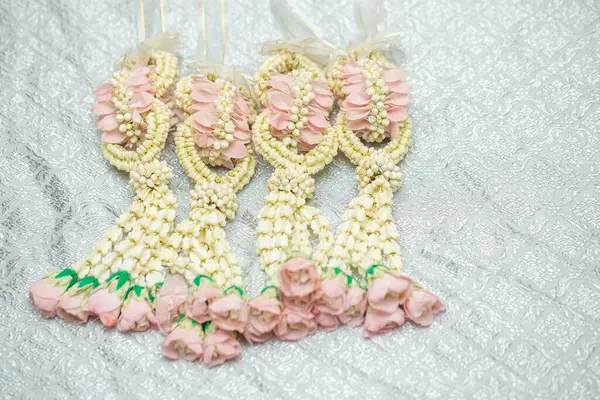 Tayland usulü güzel yasemin çelengi. Gümüş bir arka planda. Tayland desenli..