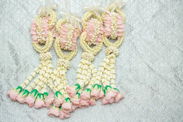 Tayland usulü güzel yasemin çelengi. Gümüş bir arka planda. Tayland desenli..