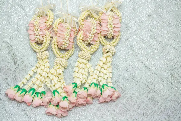 Tayland usulü güzel yasemin çelengi. Gümüş bir arka planda. Tayland desenli..