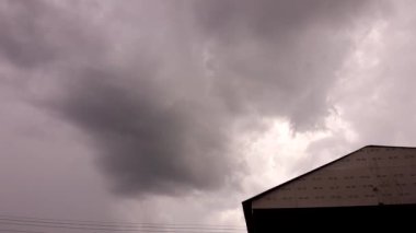 Tayland 'da çatısı olan yağmur öncesi bulutların zamanlaması  