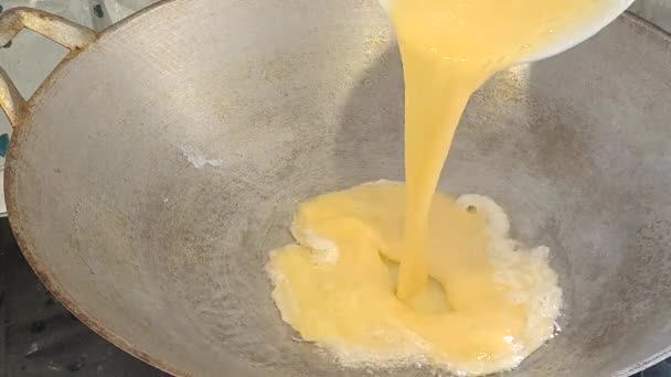 Filmagem Omelete Cozinha Panela Quente — Vídeo de Stock