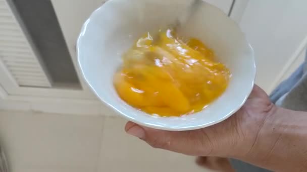 Beredning Ägg För Matlagning Omelett — Stockvideo
