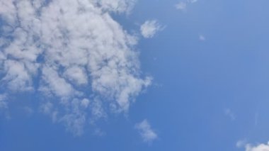 Mavi gökyüzünde hareket eden küçük bulutların zamanaşımı
