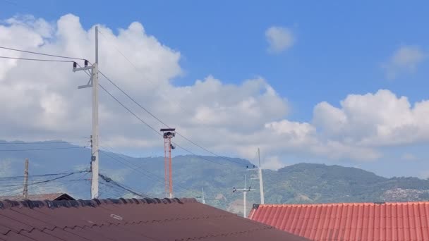 Evlerin Çatıları Elektrik Direkleriyle Bulutların Zaman Akışı — Stok video