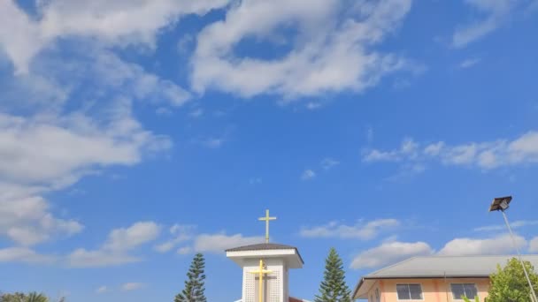 在泰国的基督教教堂上 飘扬的云彩在时间上的消逝 — 图库视频影像