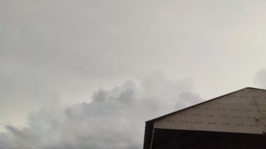 Çatıya yağmur yağmadan önce kara bulutların hızlanması