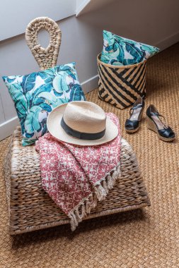 Dekorasyon: Hasır koltuk ve şapka ve yastıklar