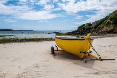 Brittany, Fransa 'da bir plajda sarı tekne