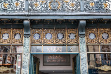 Lille, Fransa - 07 Mart 2023 - Meert pastanesi, çok ünlü bir pastane ya da General de Gaulle waffle 'ını satın aldı