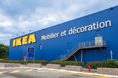 Lille, Fransa - 07 Mart 2023 - IKEA, İsveç 'te kurulan dünyanın en büyük mobilya perakendecisi.