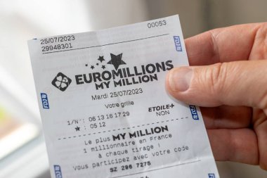 Paris, Fransa - 25 Temmuz 2023 Euromillion sonuçları ile bir bilet tutan kişi