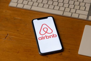 Paris, Fransa - 30 Kasım 2023 Airbnb uygulamalı akıllı telefon. Airbnb, insanların kısa vadeli konaklama veya kiralama olanağı sağlayan çevrimiçi bir pazar ve konaklama hizmetidir.