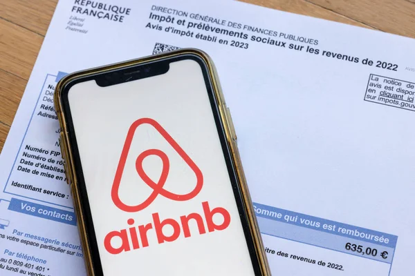 Paris, Fransa - 30 Kasım 2023 Vergi makbuzundaki akıllı telefon logosu. Fransız hükümeti kısa vadeli kiralardan daha fazla vergi almak istiyor.