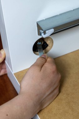 Öğrenci mobilya monte ediyor.