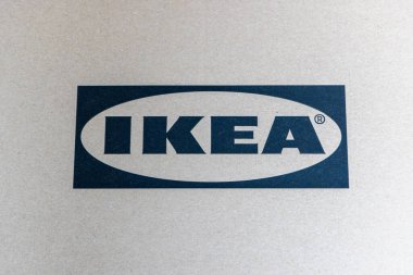 Lille, Fransa - 31 Mayıs 2024: Bir kutu mobilya üzerindeki Ikea logosu
