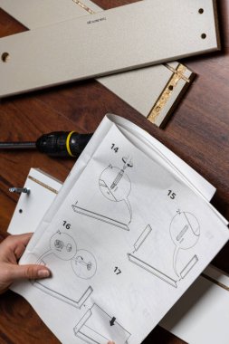 Öğrenci mobilya monte ediyor.