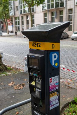 Lille, Fransa - 07 Mart 2024 - Lille şehrinde park parkmetresi