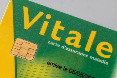 Paris, Fransa - 13 Mart 2025 Vitale kartı. Fransa 'nın sosyal güvenlik kartı.