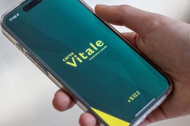 Paris, Fransa - 13 Mart 2025 Vitale kartı. Vitale kartı, sigortalı kişinin akıllı telefonundan Vitale kart uygulaması kullanılarak erişilebilir.