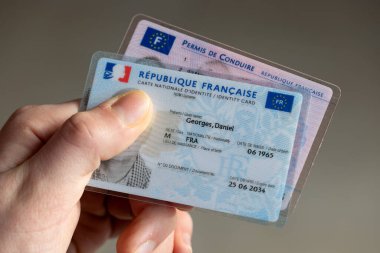 Paris, Fransa - 13 Mart 2025: Sürücü belgesi ve kimlik kartı olan kişi