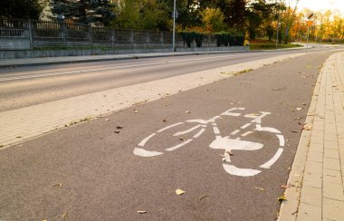 Caddede özel bisiklet işaretleri, trafik şehir ulaşımı var..