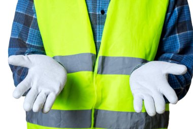 İş kıyafetleri içinde yetişkin bir adam ve beyaz koruyucu eldivenler, bir prodüksiyon çalışanı. Bir ele yakın çekim.