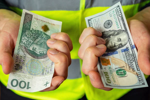 Polonya Zloti Sini Amerikan Dolarlarını Finanse Eden Bir Işçinin Yakın — Stok fotoğraf