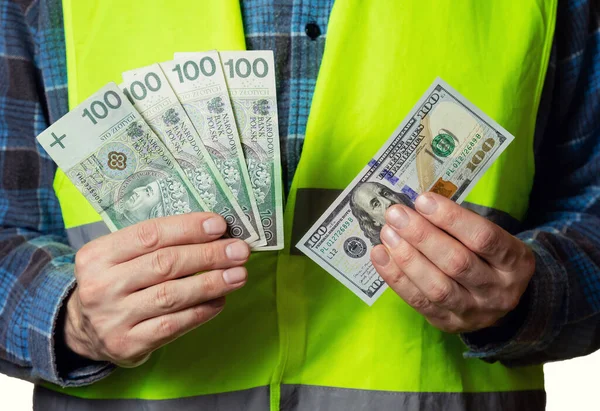 Zbliżenie Rękach Pracującego Człowieka Banknotów Dla Porównania Polskie Złote Dolary — Zdjęcie stockowe