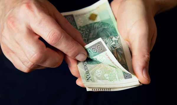 Großaufnahme Den Händen Der Männer Von Banknoten Einhundert Polnische Zloty — Stockfoto