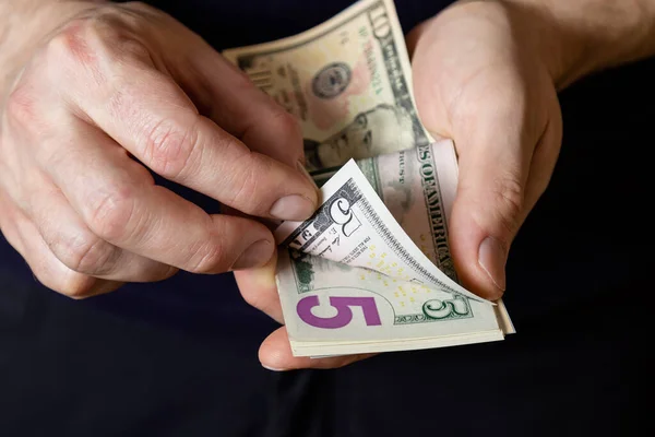 Närbild Händerna Amerikanska Dollar Och Dollar Sedlar Dags Att Räkna — Stockfoto